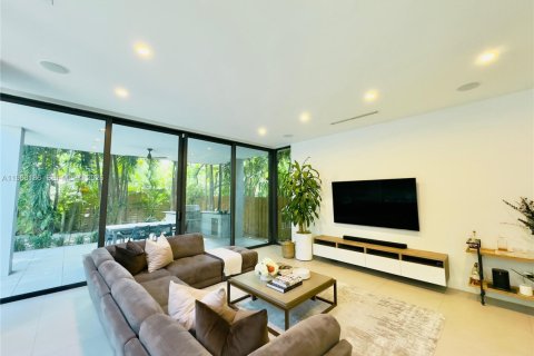 House in Miami, Florida 4 bedrooms, 288.37 sq.m. № 2029345 - photo 8