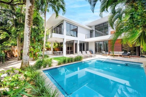 House in Miami, Florida 4 bedrooms, 288.37 sq.m. № 2029345 - photo 25