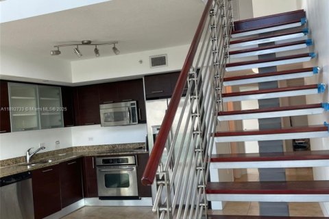 Copropriété à louer à Miami, Floride: 2 chambres, 117.71 m2 № 1946420 - photo 1
