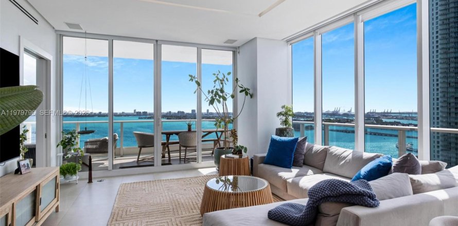 Кондоминиум с 3 спальнями в Майами, Флорида № 2046333