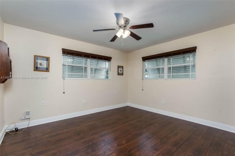 House in Palmetto Bay, Florida 3 bedrooms, 193.79 sq.m. № 1928923 - photo 11