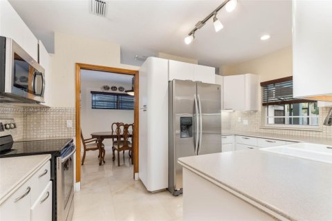 House in Palmetto Bay, Florida 3 bedrooms, 193.79 sq.m. № 1928923 - photo 6