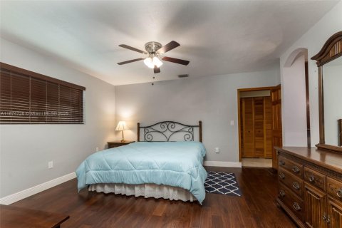 House in Palmetto Bay, Florida 3 bedrooms, 193.79 sq.m. № 1928923 - photo 9