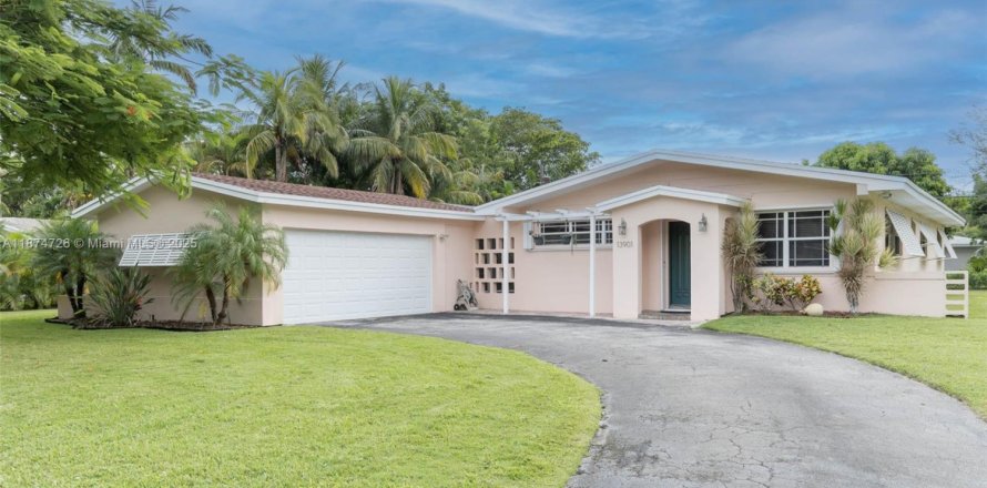 House in Palmetto Bay, Florida 3 bedrooms, 193.79 sq.m. № 1928923