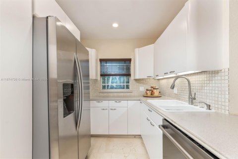 House in Palmetto Bay, Florida 3 bedrooms, 193.79 sq.m. № 1928923 - photo 5