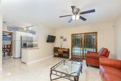 House in Palmetto Bay, Florida 3 bedrooms, 193.79 sq.m. № 1928923 - photo 8