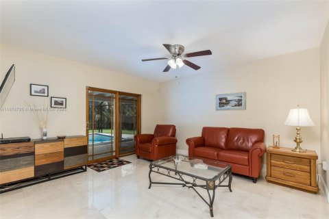 House in Palmetto Bay, Florida 3 bedrooms, 193.79 sq.m. № 1928923 - photo 7