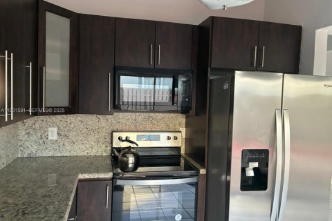 Снять в аренду виллу или дом в Майами, Флорида 2 спальни, 95.04м2, № 1992084 - фото 4