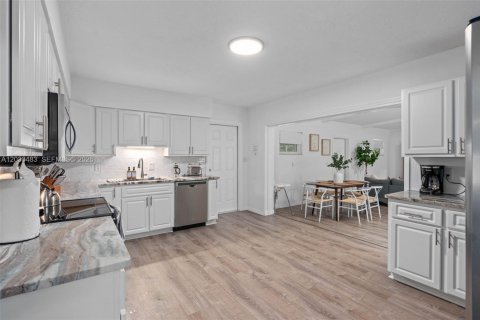 House in Mount Dora, Florida 3 bedrooms, 169.83 sq.m. № 2145748 - photo 7