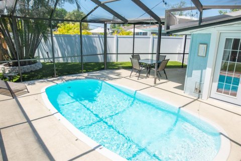 House in Apollo Beach, Florida 3 bedrooms, 128.95 sq.m. № 1744701 - photo 4