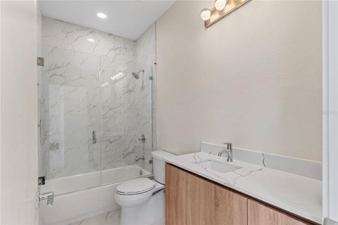 Touwnhouse à vendre à Tampa, Floride: 4 chambres, 246.19 m2 № 2387313 - photo 10