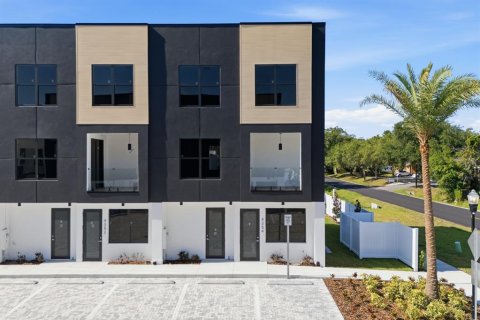 Touwnhouse à vendre à Tampa, Floride: 4 chambres, 246.19 m2 № 2387313 - photo 2