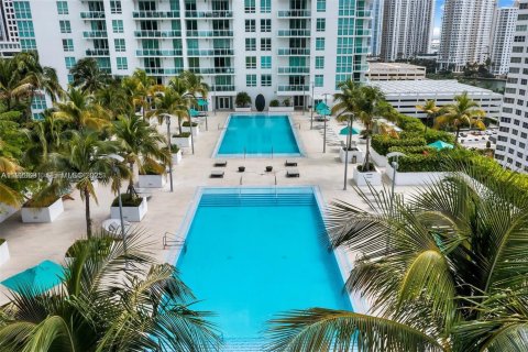 Condo in Miami, Florida, 1 bedroom № 1988579 - photo 19