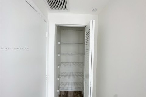 Condo in Miami, Florida, 1 bedroom № 1988579 - photo 11