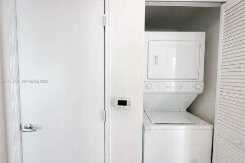 Condo in Miami, Florida, 1 bedroom № 1988579 - photo 13