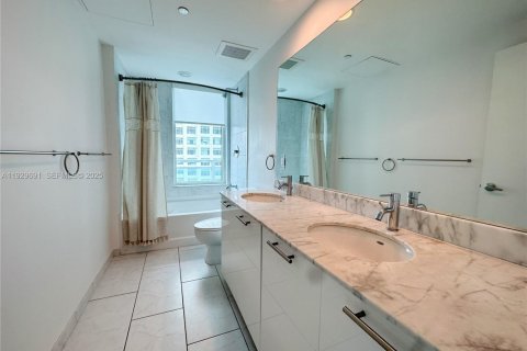 Condo in Miami, Florida, 1 bedroom № 1988579 - photo 10