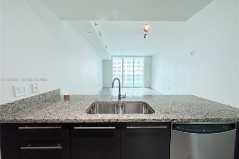 Condo in Miami, Florida, 1 bedroom № 1988579 - photo 5