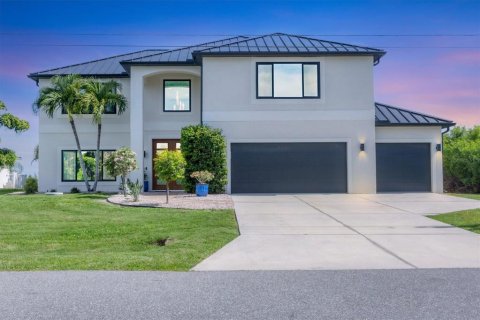 House in Port Charlotte, Florida 4 bedrooms, 283.91 sq.m. № 1815145 - photo 1
