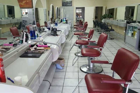 Commercial property in Tamarac, Florida № 1998447