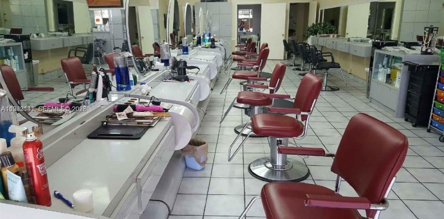 Propiedad comercial en Tamarac, Florida № 1998447