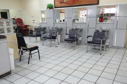 Propiedad comercial en venta en Tamarac, Florida № 1998447 - foto 3