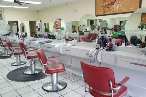 Propiedad comercial en venta en Tamarac, Florida № 1998447 - foto 2