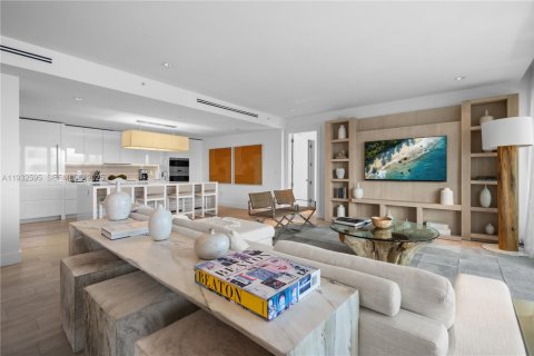 Condo in Miami Beach, Florida, 3 bedrooms  № 1991014 - photo 1
