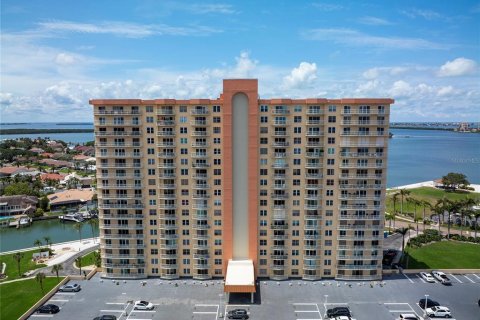 Condo in Saint Petersburg, Florida, 2 bedrooms  № 1772123 - photo 1