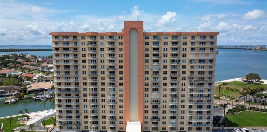 Condo in Saint Petersburg, Florida, 2 bedrooms  № 1772123