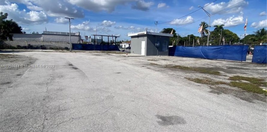 Коммерческая недвижимость в Майами, Флорида № 1977197