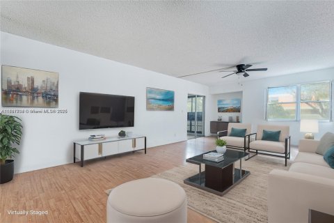 Copropriété à vendre à Lauderhill, Floride: 2 chambres, 102.66 m2 № 1864868 - photo 1