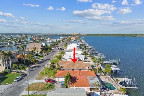 House in Madeira Beach, Florida 4 bedrooms, 211.17 sq.m. № 1429417 - photo 13