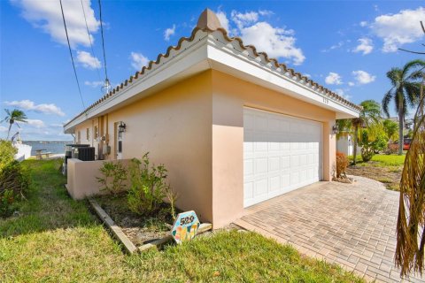 House in Madeira Beach, Florida 4 bedrooms, 211.17 sq.m. № 1429417 - photo 6