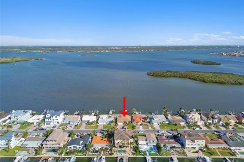House in Madeira Beach, Florida 4 bedrooms, 211.17 sq.m. № 1429417 - photo 1