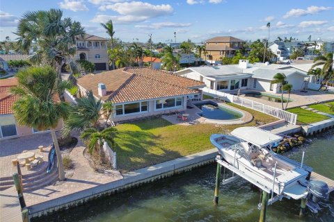 House in Madeira Beach, Florida 4 bedrooms, 211.17 sq.m. № 1429417 - photo 23