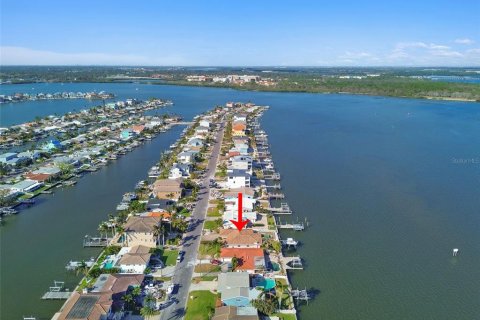 House in Madeira Beach, Florida 4 bedrooms, 211.17 sq.m. № 1429417 - photo 18