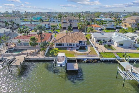 House in Madeira Beach, Florida 4 bedrooms, 211.17 sq.m. № 1429417 - photo 12