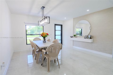 Villa ou maison à vendre à Port St. Lucie, Floride: 5 chambres, 187.2 m2 № 1818332 - photo 9