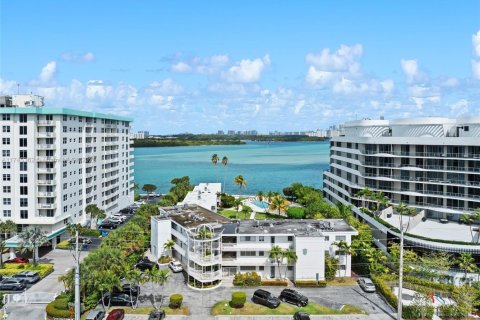 Condo in Bay Harbor Islands, Florida, 2 bedrooms  № 1697136 - photo 28