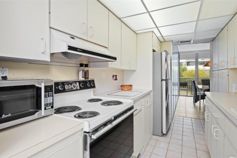 Condo in Bay Harbor Islands, Florida, 2 bedrooms  № 1697136 - photo 14