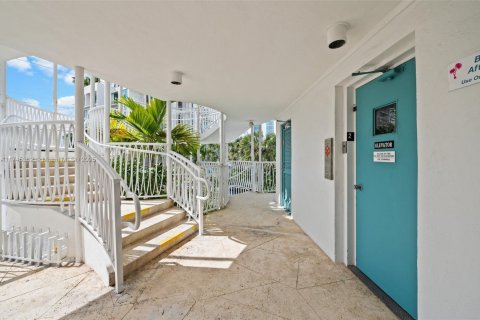 Condo in Bay Harbor Islands, Florida, 2 bedrooms  № 1697136 - photo 27