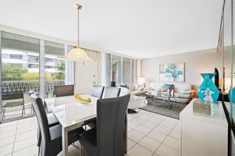Condo in Bay Harbor Islands, Florida, 2 bedrooms  № 1697136 - photo 10