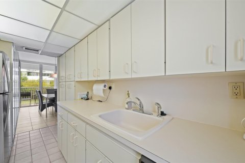 Condo in Bay Harbor Islands, Florida, 2 bedrooms  № 1697136 - photo 13