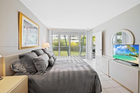 Condo in Bay Harbor Islands, Florida, 2 bedrooms  № 1697136 - photo 16