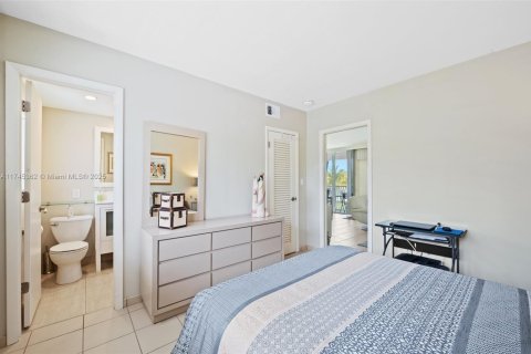 Condo in Bay Harbor Islands, Florida, 2 bedrooms  № 1697136 - photo 24