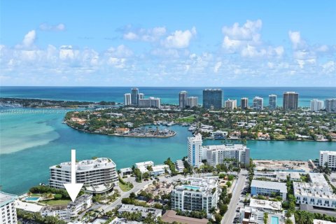 Condo in Bay Harbor Islands, Florida, 2 bedrooms  № 1697136 - photo 30