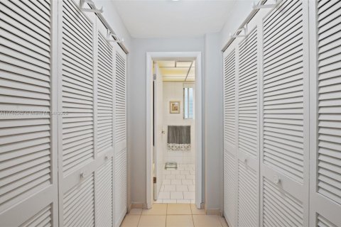Condo in Bay Harbor Islands, Florida, 2 bedrooms  № 1697136 - photo 20
