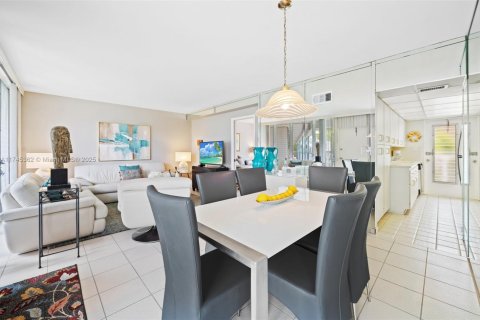 Condo in Bay Harbor Islands, Florida, 2 bedrooms  № 1697136 - photo 9
