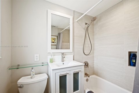 Condo in Bay Harbor Islands, Florida, 2 bedrooms  № 1697136 - photo 25