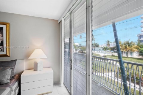 Condo in Bay Harbor Islands, Florida, 2 bedrooms  № 1697136 - photo 17